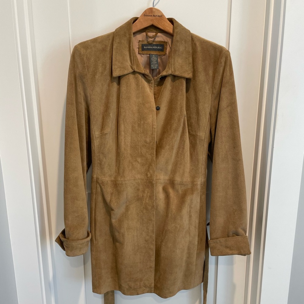Banana Republic Vintage Suede Coat 
XL
Color Camel 
Snap closure with tie belt